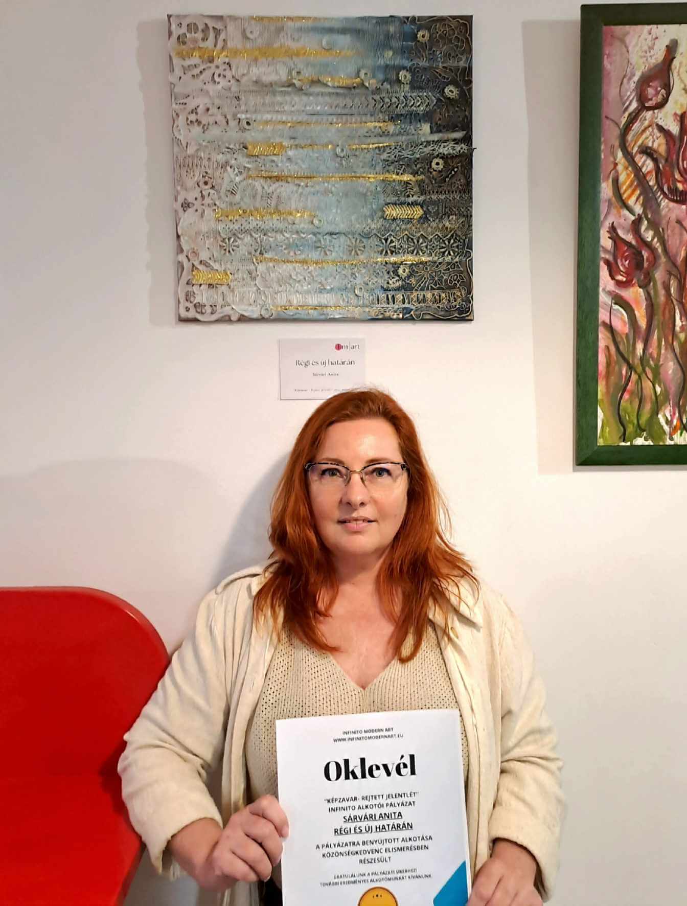 Sárvári Anita a festményével